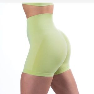 Alphalete Amplify shorts - frozen spring - M